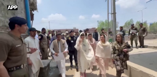 سانحہ کاہنہ: وزیراعلیٰ مریم نواز شریف کی جاں بحق بچوں کے لواحقین سے ملاقات، مالی امداد کے چیک تقسیم