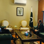 وزیرِ ریلوے حنیف عباسی کی ہارون اختر خان سے ملاقات، مشیرِ صنعت و پیداوار بننے پر مبارکباد