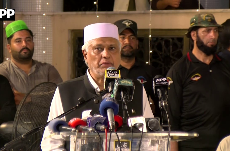 نائب وزیر اعظم اسحاق ڈار کی بری امام کے مزار پر حاضری، چادر پوشی