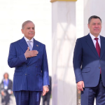 وزیراعظم شہبازشریف کا بشکیک میں صدارتی محل آمد پر پرتپاک استقبال
