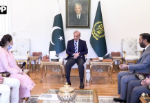 وزیراعظم شہباز شریف سے پمز آتشزدگی واقعے میں نومولود کی جان بچانے والی نرس رضیہ نورین کی ملاقات،تمغہ خدمت کا اعلان اور ایک کروڑ روپے کا چیک دیا