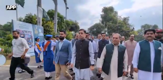 یومِ دفاع: جناح ہال میں ہلالِ استقلال پرچم کشائی کی پروقار تقریب