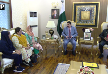 گورنر خیبرپختونخوا فیصل کریم کنڈینےنرس رضیہ نورین کو ایک لاکھ روپے کیش انعام اور خصوصی شیلڈ سے نوازا