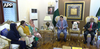 گورنر خیبرپختونخوا فیصل کریم کنڈینےنرس رضیہ نورین کو ایک لاکھ روپے کیش انعام اور خصوصی شیلڈ سے نوازا
