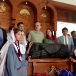 اسکولوں کی سطح پر قومی کھیل کی بحالی: کراچی کے 74 سے زائد اسکولوں میں ہاکی کیٹس تقسیم