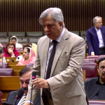 خیبر پختونخوا میں امن و امان کی سنگین صورتحال کے پیش نظر ہنگامی اقدامات ناگزیر ہوچکے تھے، صدارتی اعلامیہ آخری آئینی آپشن کے طور پر جاری کیا گیا، وفاقی وزیر قانون اعظم نذیر تارڑ