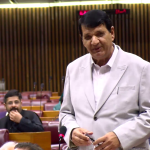 دہشتگردی کیخلاف جنگ میں خیبرپختونخوا کے عوام نے بے پناہ قربانیاں دیں، دہشتگردوں کی واپسی کی پالیسی کے نتائج کا جائزہ لینا ہوگا، وفاقی وزیر انجینئر امیر مقام