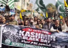 سکھرمیں کشمیری عوام سے اظہار یکجہتی کے سلسلے میں یوم سیاہ کے موقع پر بھارتی مظالم کے خلاف ریلی